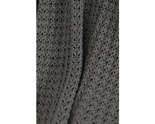 Detailaufnahme einer grauen Strickdecke mit dekorativem Muster