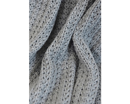 Nahaufnahme einer grauen Strickdecke
