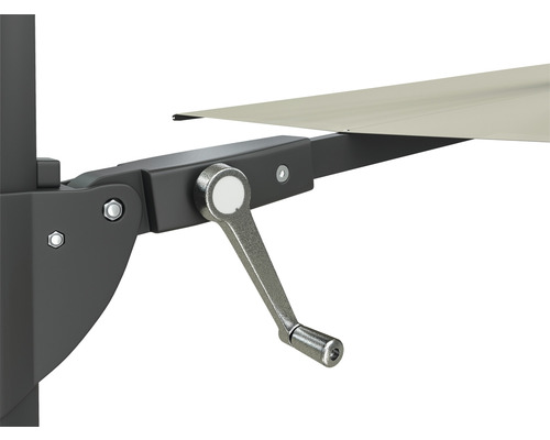 Gros plan d''un parasol avec mécanisme à manivelle