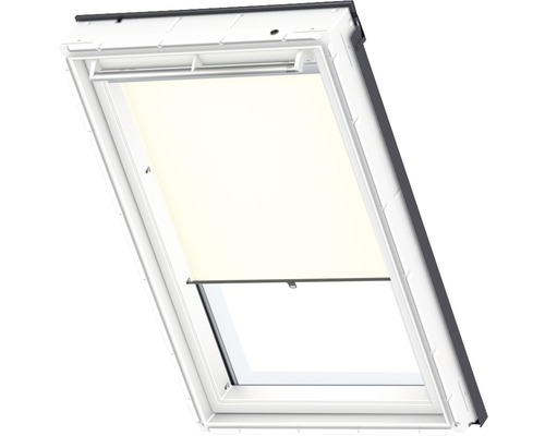 Dachfenster mit heruntergelassenem Rollo zur Lichtsteuerung