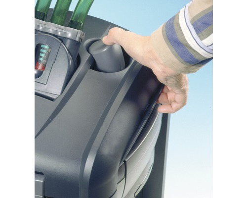 Hand betätigt Hebel an einem Aquarienfilter