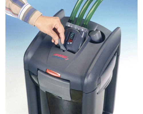 Aquarium Außenfilter mit Schläuchen und Hand zur Bedienung des Hebels