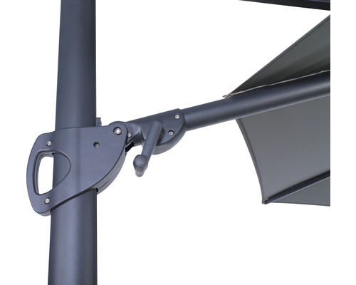 Detailansicht eines Sonnenschirms mit Kurbelmechanismus zur einfachen Bedienung