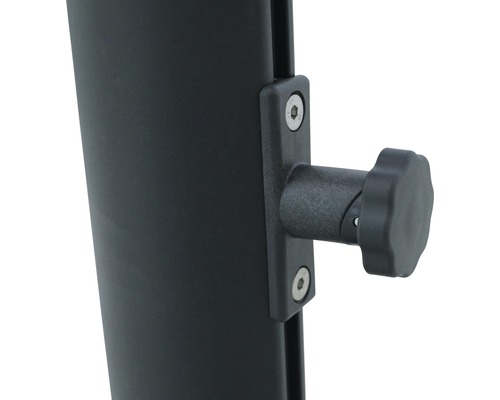 Detailansicht einer Halterung mit Schrauben und Drehknopf