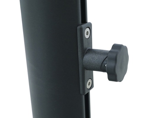 Detailansicht einer Befestigung mit Schrauben und Drehknopf