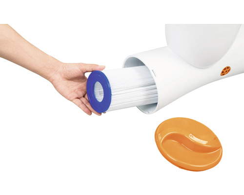 Eine Person setzt eine Filterpatrone in ein Pool Filtersystem ein.