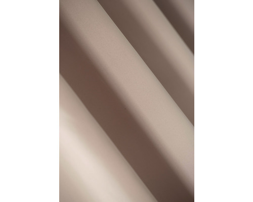 Gros plan d''un rideau en tissu avec des plis