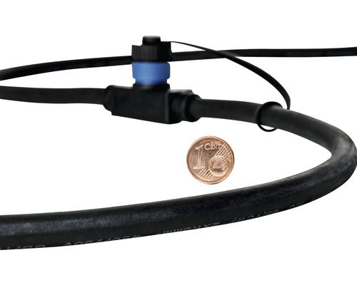 Tuyau d''irrigation avec raccord en T et pièce d''un centime pour indication de la taille