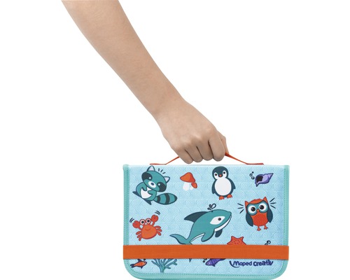 Hand hält Maped Creativ Zeichenkoffer mit Tiermotiven