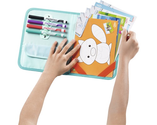 Kind hält eine Zeichenmappe mit Stiften und Vorlagen.