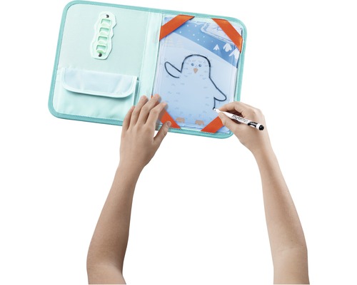 Kind malt mit einem Stift auf einer wiederverwendbaren Maltafel in einer Tasche