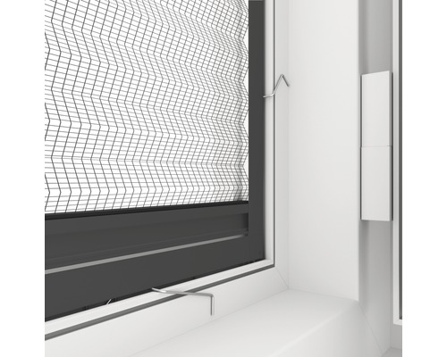 Detailansicht eines Insektenschutzgitters an einem Fenster