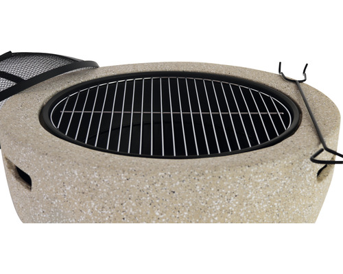 Feuerstelle aus Stein mit Grillrost und Schürhaken