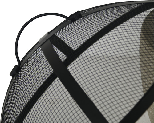 Detailansicht eines Funkenschutzgitters für Feuerstellen