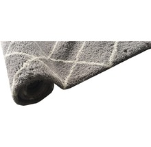 Tapis gris enroulé avec motif géométrique