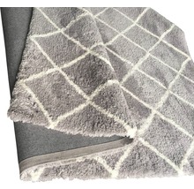 Tapis gris à motif losanges