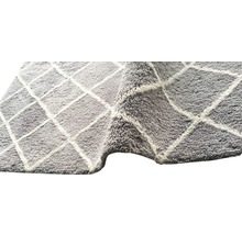 Tapis gris à motif losanges