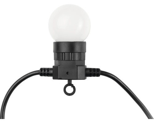 Gros plan d''une guirlande lumineuse avec une ampoule ronde et un câble noir