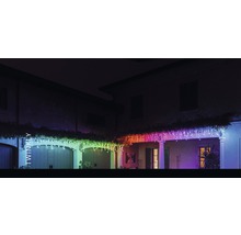 Façade de maison avec guirlande lumineuse Twinkly multicolore comme décoration