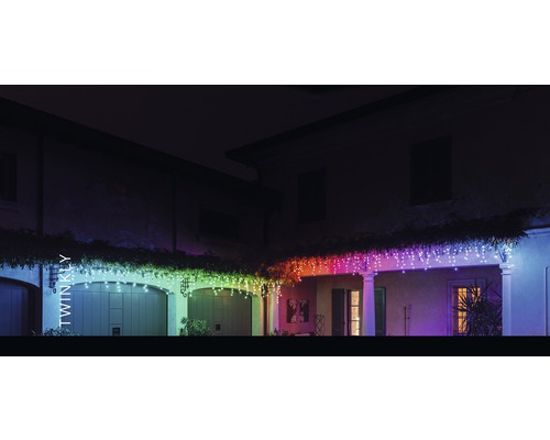 Façade de maison avec guirlande lumineuse Twinkly multicolore comme décoration