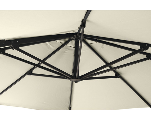 Vue de dessous d''un parasol avec armature