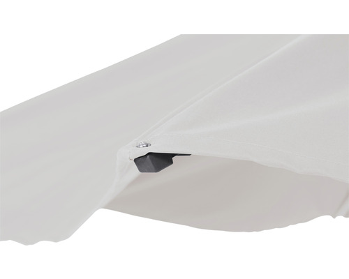 Detailaufnahme einer Sonnenschirmbespannung mit Verstärkungselement