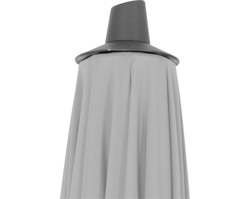 Detailansicht eines Sonnenschirms mit Stoffbespannung und einer Abdeckung