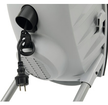 Detailansicht eines Gartenhäckslers mit Stromkabel und Stecker