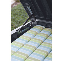 Offene Gartenbox mit gestreiften Auflagen und Gasdruckfeder
