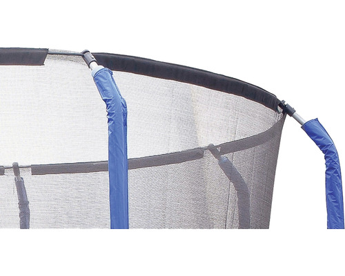 Detailansicht eines Trampolins mit Sicherheitsnetz und gepolsterten Stangen