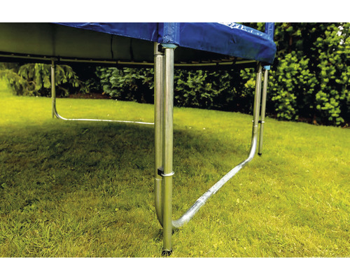 Detailaufnahme der Beinbefestigung eines Gartentrampolins.