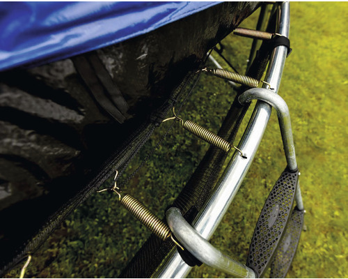 Detailansicht eines Trampolins mit Federn, Sicherheitsnetz und Leiter