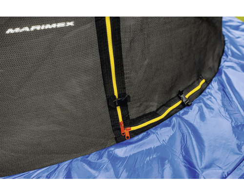 Detailaufnahme eines Trampolinsicherheitsnetzes mit Reissverschluss