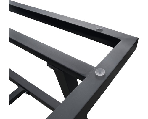 Detailaufnahme eines schwarzen Metallgestells mit Saugnäpfen.