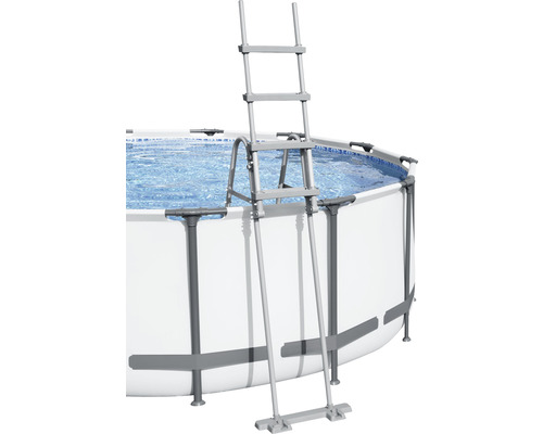 Pool mit Leiter zum Ein- und Aussteigen