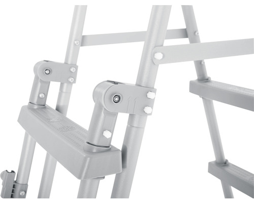 Detailansicht einer grauen Leiter mit Stufen und Verbindungsstücken