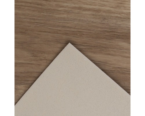 Découpe d''un papier peint textile sur un plancher en bois