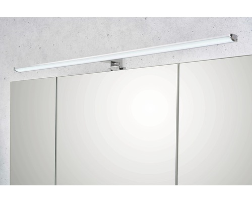 Salle de bains avec armoire de toilette à miroir et lampe rapportée