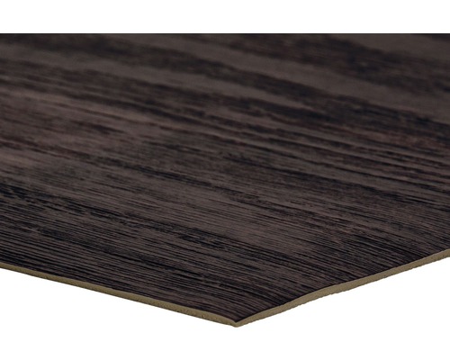 Detailansicht einer Vinylbodenplatte mit Holzoptik.