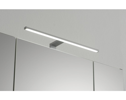 Luminaire de salle de bain LED au-dessus d''une armoire de toilette