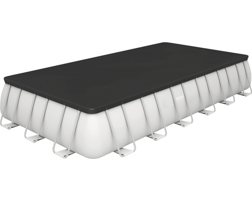 Rechteckiger Pool mit schwarzer Poolabdeckung