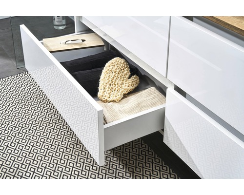 Meuble de salle de bains ouvert avec serviettes et gant de toilette