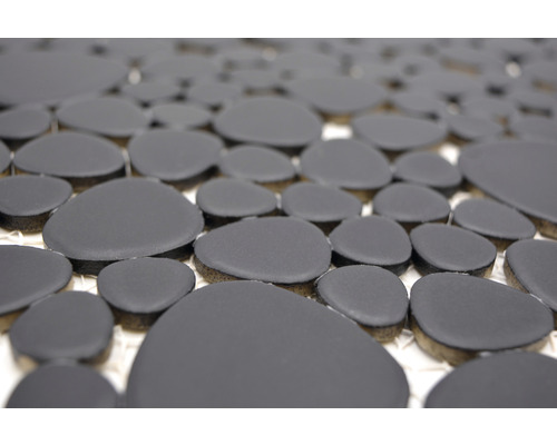 Nahaufnahme von Mosaikfliesen in Kieselsteinoptik