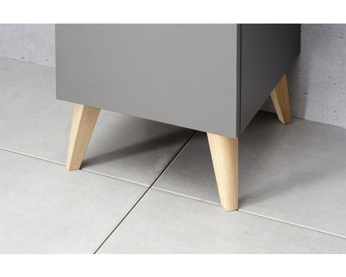 Detailansicht eines grauen Unterschranks mit Holzfüßen