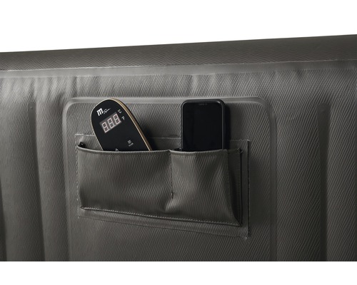 Détail d''un jacuzzi gonflable avec deux poches contenant une télécommande et un smartphone.