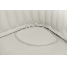 Vue intérieure d''un jacuzzi gonflable avec siège