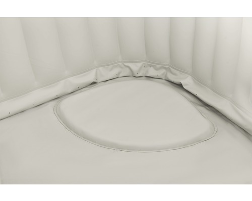Vue intérieure d''un jacuzzi gonflable avec siège