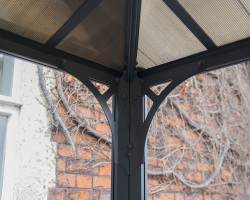 Detailansicht eines Pavillons mit Fokus auf die Konstruktion und das Dach