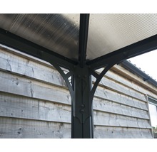 Detailansicht einer Terrassenüberdachung mit Polycarbonatplatten