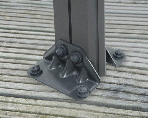 Vue détaillée d''un support métallique pour la fixation d''un poteau sur une terrasse en bois